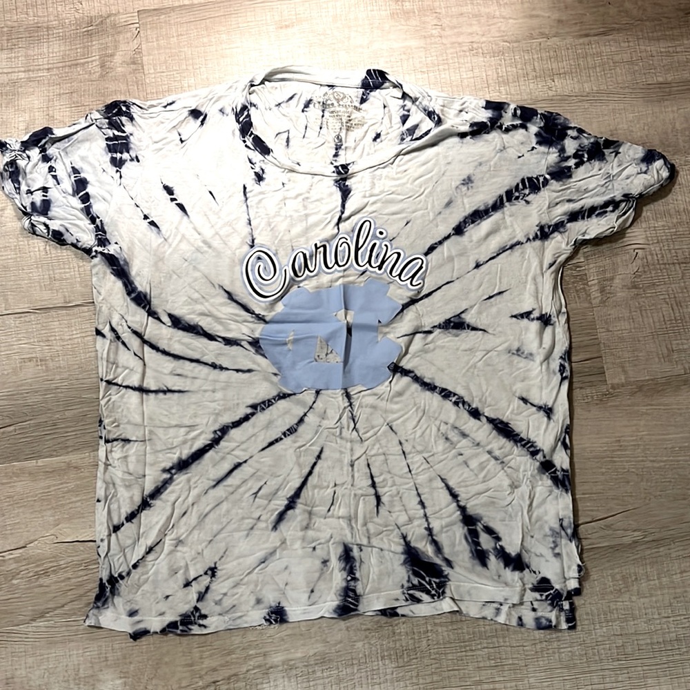 UNC tie-dyed XL women’s cut top.